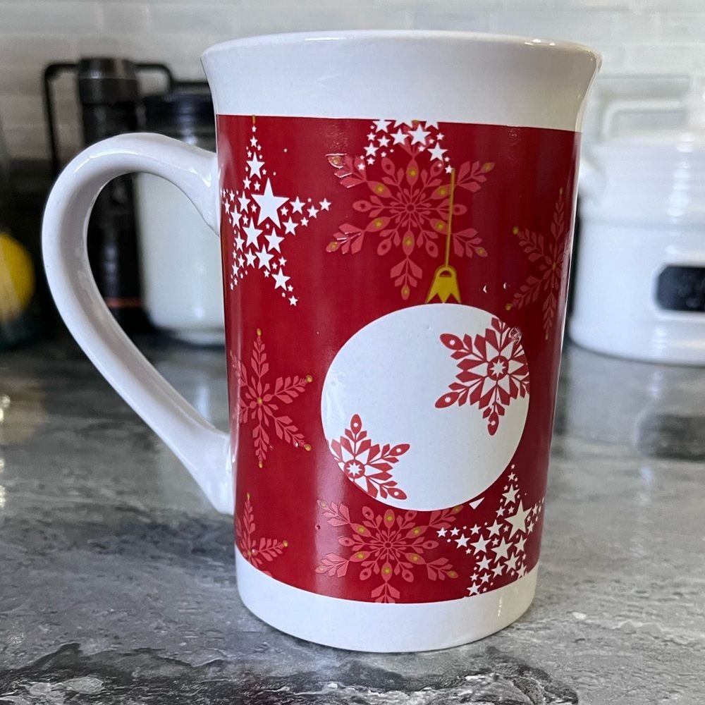 ROYAL NORFOLK Greenbrier International coffee cup mug red snowflakes 12 oz